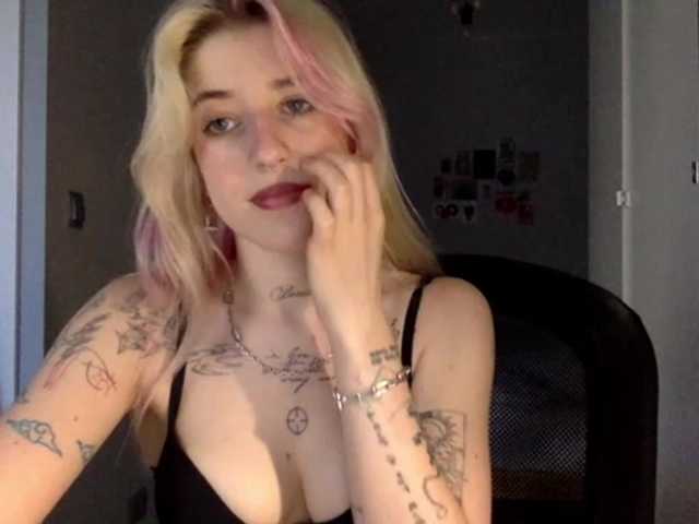 EmmyHot live cam on BongaCams