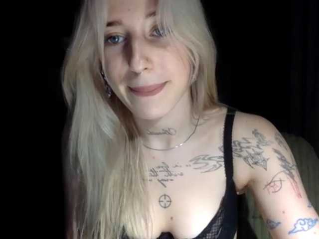 EmmyHot live cam on BongaCams