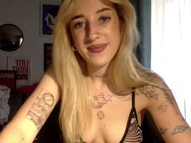 EmmyHot live cam on BongaCams