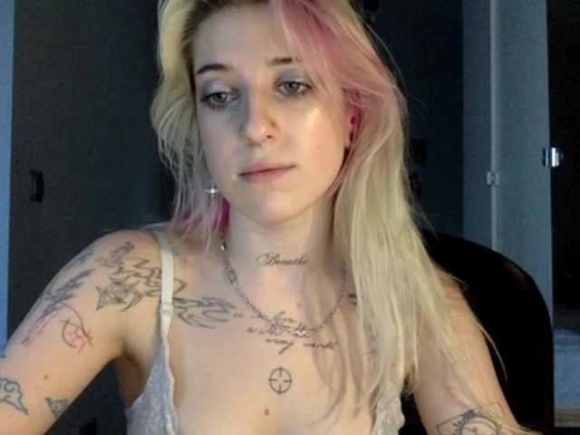 EmmyHot live cam on BongaCams