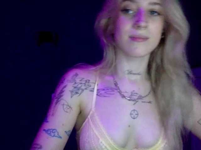 EmmyHot live cam on BongaCams