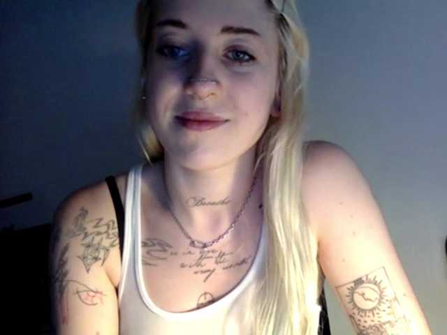 EmmyHot live cam on BongaCams