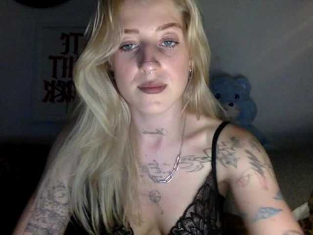 EmmyHot live cam on BongaCams