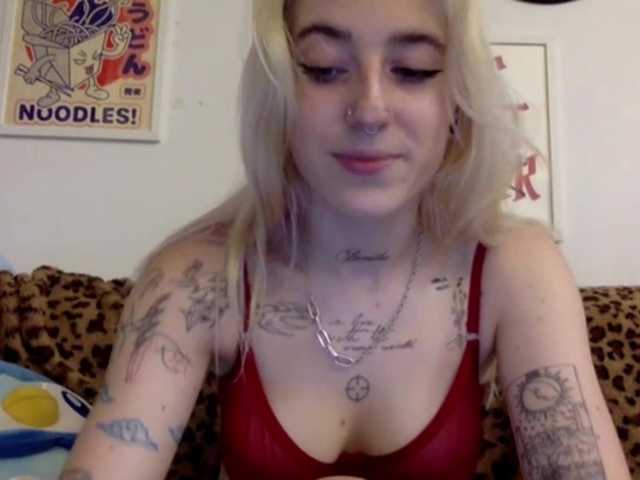 EmmyHot live cam on BongaCams