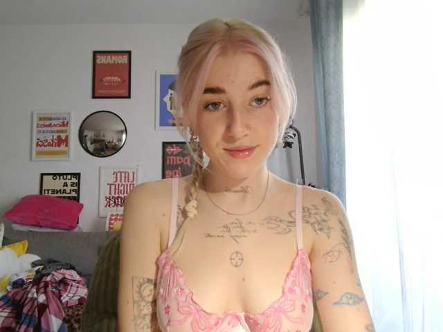 EmmyHot live cam on BongaCams