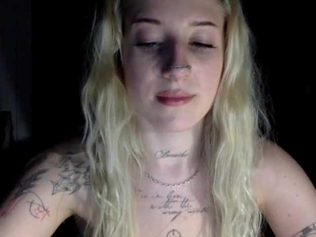 EmmyHot live cam on BongaCams