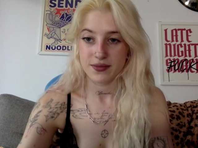EmmyHot live cam on BongaCams