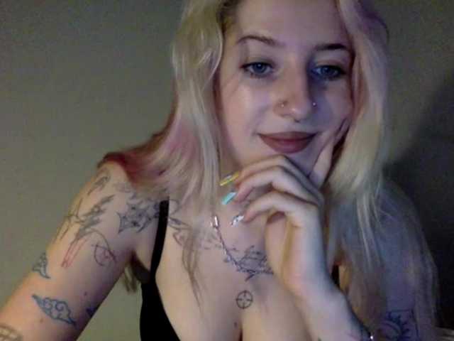EmmyHot live cam on BongaCams