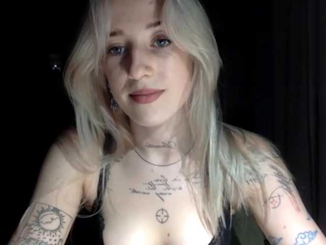 EmmyHot live cam on BongaCams