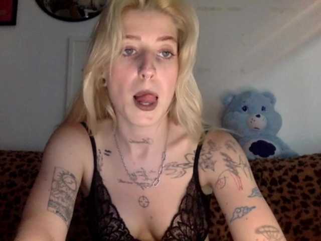EmmyHot live cam on BongaCams