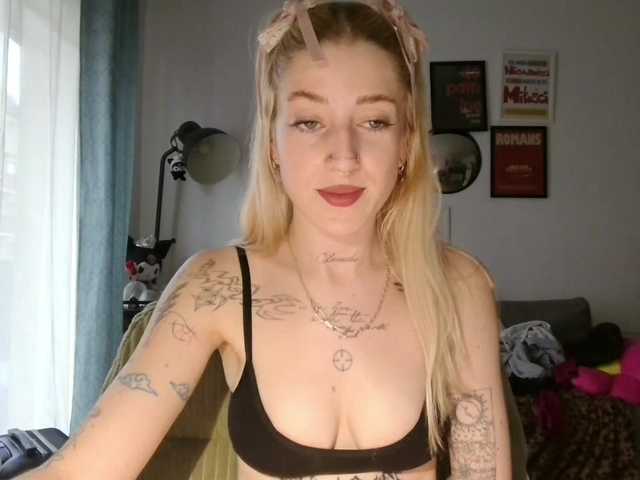 EmmyHot live cam on BongaCams