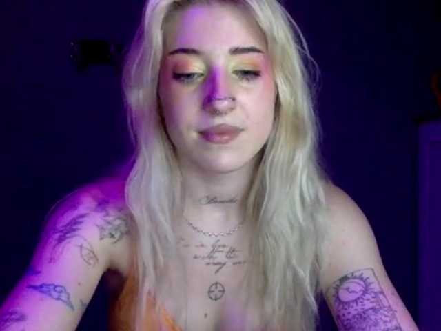 EmmyHot live cam on BongaCams