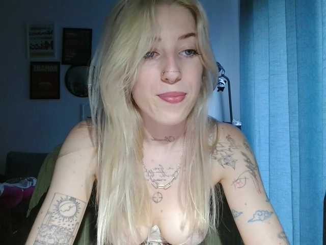 EmmyHot live cam on BongaCams
