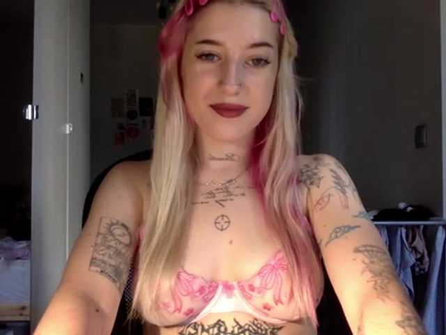 EmmyHot live cam on BongaCams