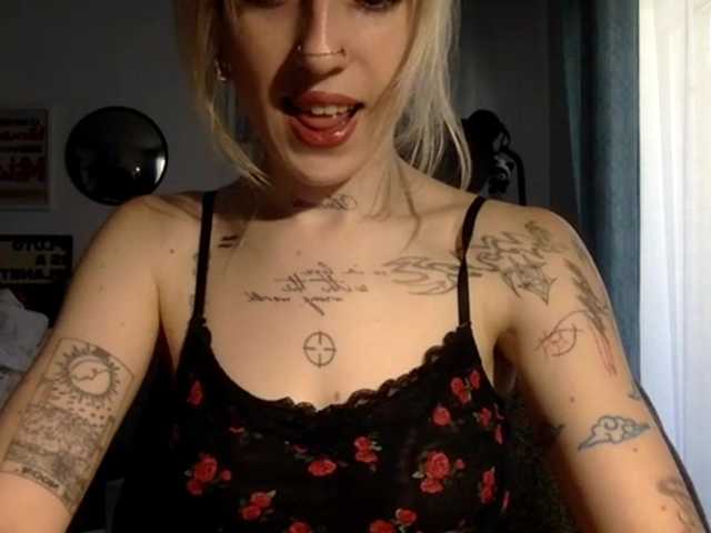 EmmyHot live cam on BongaCams