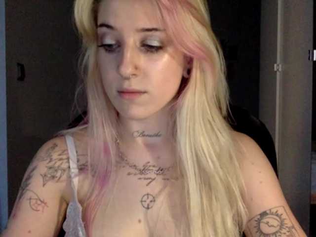 EmmyHot live cam on BongaCams