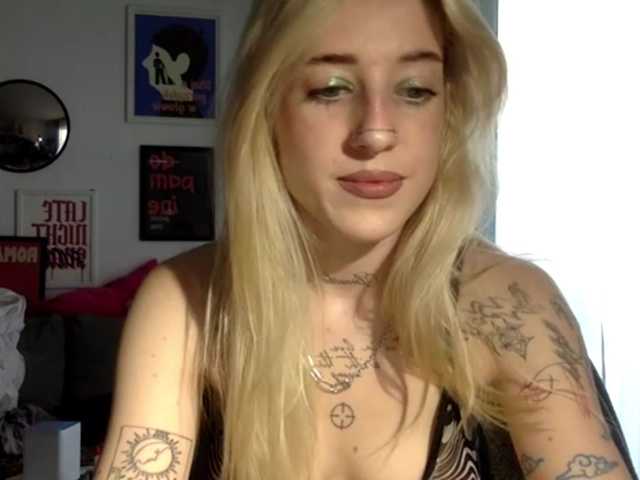 EmmyHot live cam on BongaCams