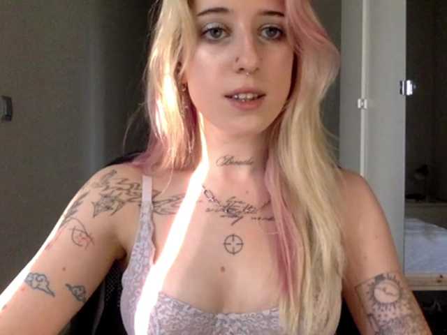 EmmyHot live cam on BongaCams