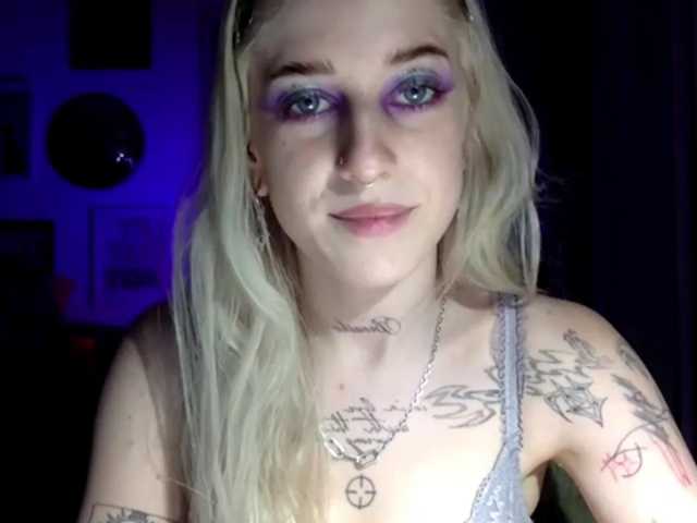 EmmyHot live cam on BongaCams