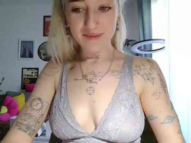 EmmyHot