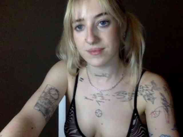 EmmyHot