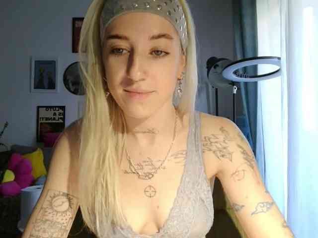 EmmyHot
