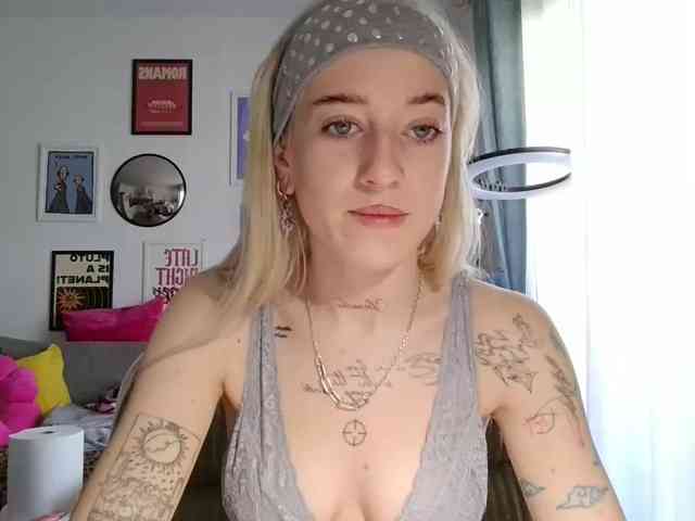 emmyhot's live room