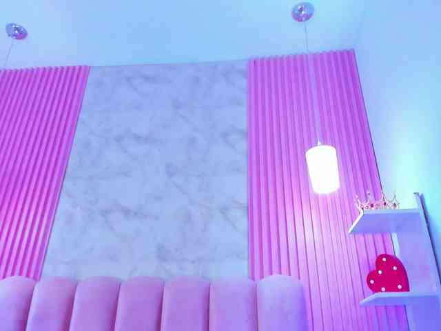 arianarougee's live room