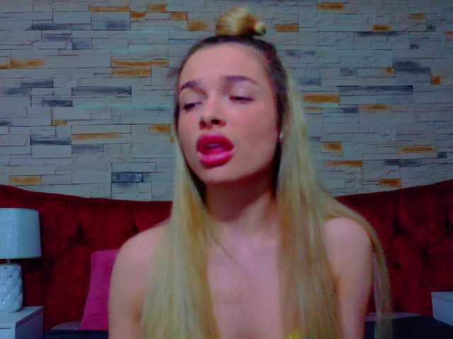 LannaSkyy Live Cam and Statistics on UnifiedCams