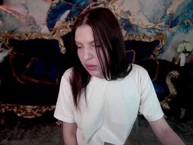 MilaniaCartie webcam