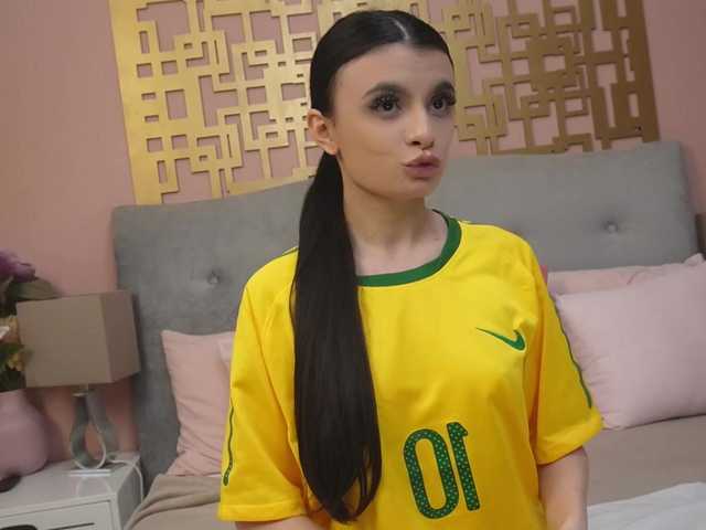 SweetLuna's BongaCams show and profile