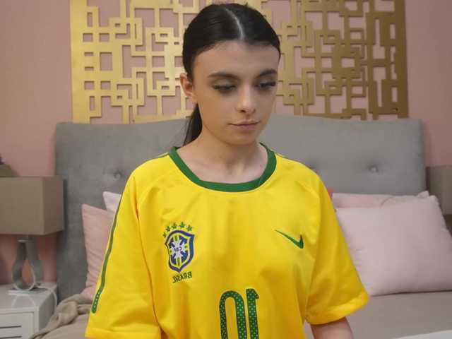 SweetLuna's BongaCams show and profile