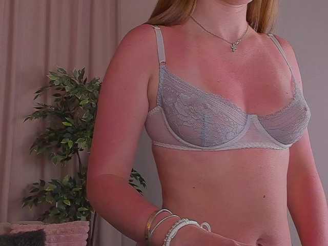 le modèle RinaKlark est en webcam porno dans un show sur le site bongacams, il possède les tags suivants: White/Caucasian,Blonde,Shaved