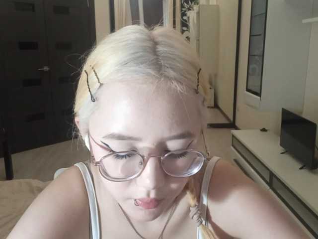 MyrleHenggeler live cam preview
