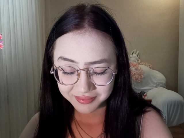 MyrleHenggeler live cam on UnifiedCams