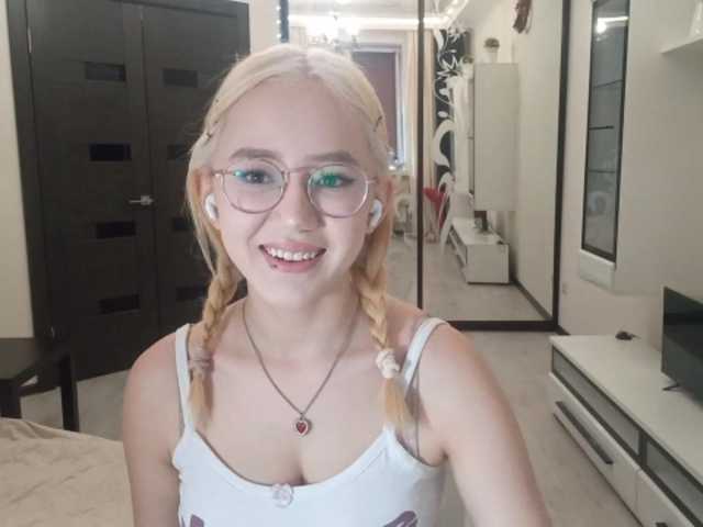 MyrleHenggeler live cam preview