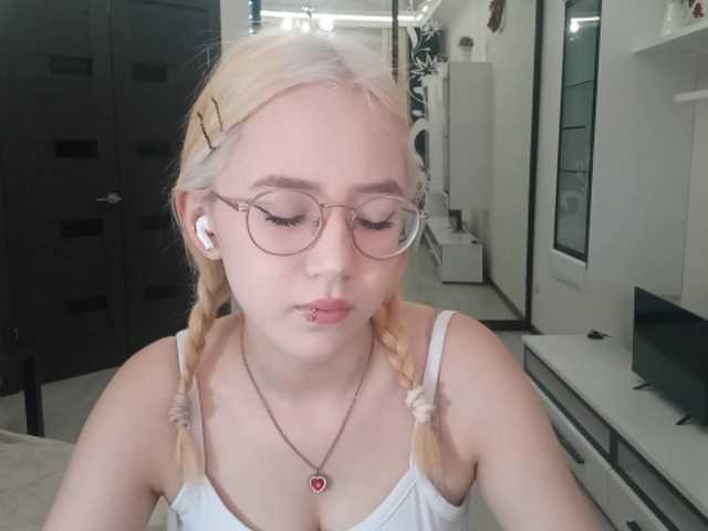 MyrleHenggeler live cam on BongaCams