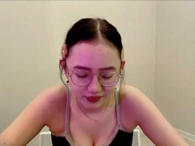le modèle MyrleHenggeler est en webcam porno dans un show sur le site bongacams, il possède les tags suivants: Asian,Brunette,Trimmed