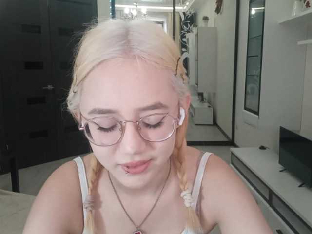 MyrleHenggeler live cam preview