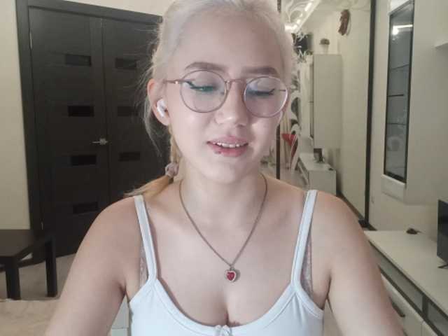 MyrleHenggeler live cam preview