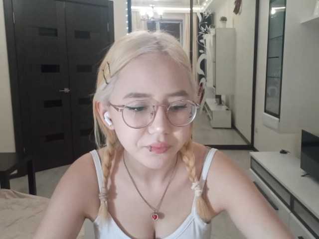 MyrleHenggeler live cam preview