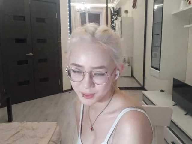 MyrleHenggeler live cam preview
