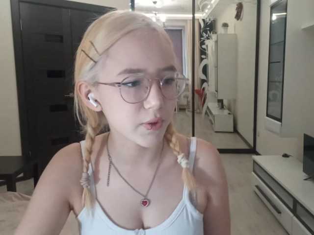 MyrleHenggeler live cam preview