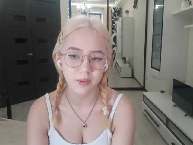 MyrleHenggeler live cam preview