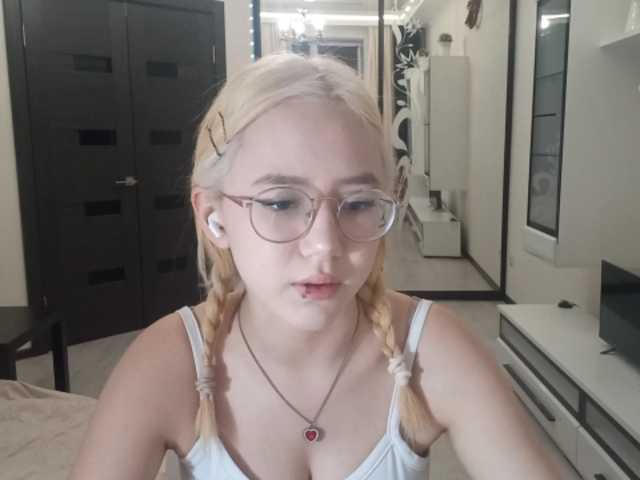MyrleHenggeler live cam preview