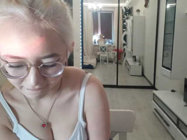 MyrleHenggeler live cam preview