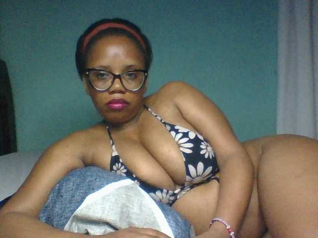 Prettyzari live cam on BongaCams