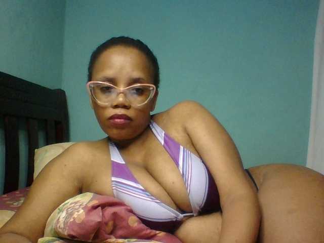 Prettyzari live cam on UnifiedCams