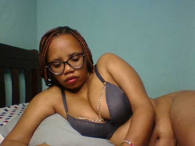 Prettyzari live cam on BongaCams