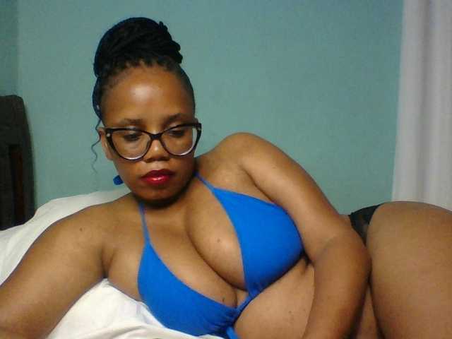 Prettyzari live cam on BongaCams